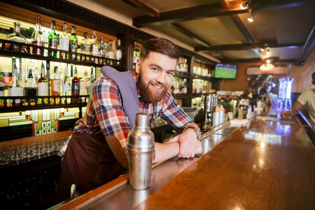 Ein Barkeeper hinter der Theke