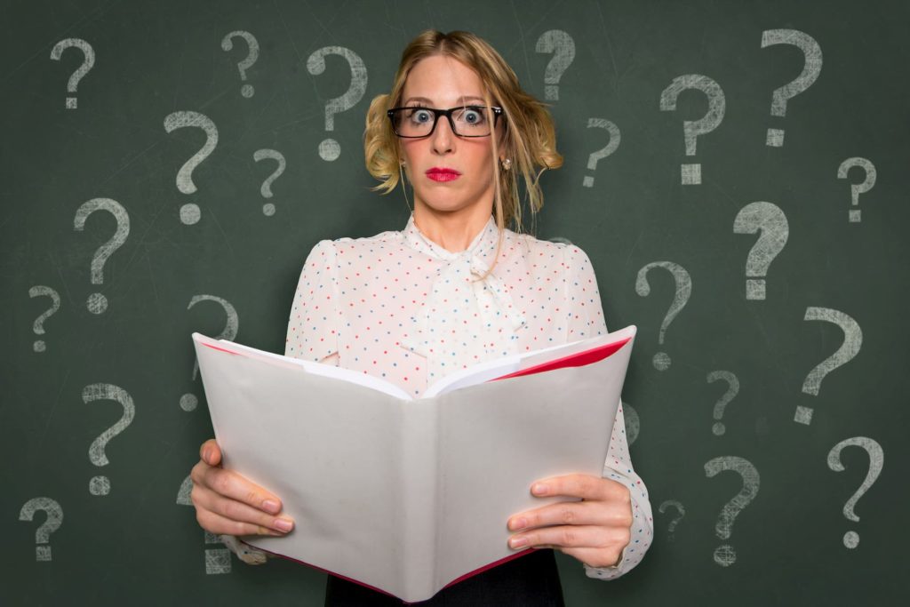 Eine erstaunte Frau hält ein Buch