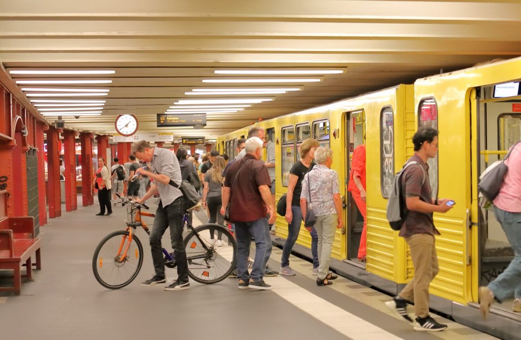 Pendeln: als Pflicht Einige Menschen steigen in eine U-Bahn in Berlin ein