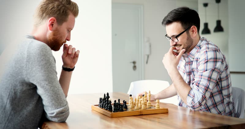 Schach ist ein Hobby von zwei Männern