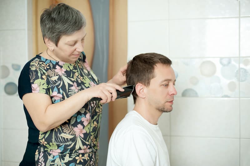 Wettbewerbsverbot: Angestellte FriseurInnen dürfen nicht selbstständig Haare schneiden