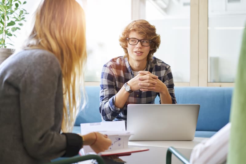 Beim Bewerbungscoaching hilft ein Coach seinem Schüler bei den Bewerbungsunterlagen