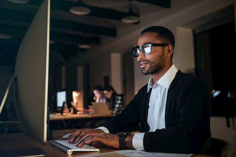 Mitarbeiter arbeiten in der Nacht im Büro, durch Gleitzeit ist dies möglich