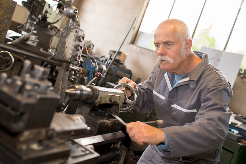 Ein Mann arbeitet an Maschine in Altersteilzeit