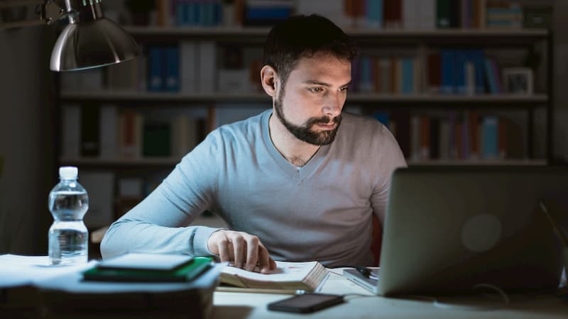 Ein Mann arbeitet Zuhause am Abend, da er flexible Arbeitszeiten hat