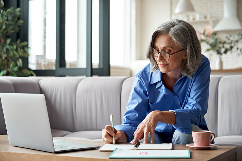 Geschaeftsfrau arbeitet im Home Office