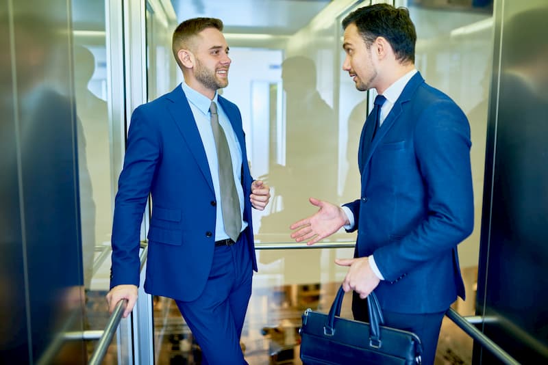 Zwei Männer tragen blaue Anzüge, in ihrem Unternehmen gibt es einen Dresscode