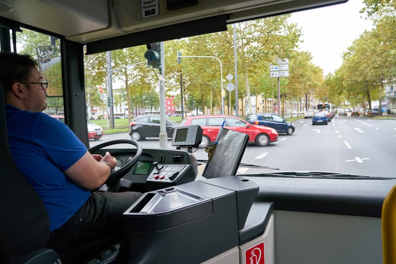 Ein Busfahrer im Nahverkehr arbeitet nach dem Tarifvertrag für den öffentlichen Dienst (TVöD)