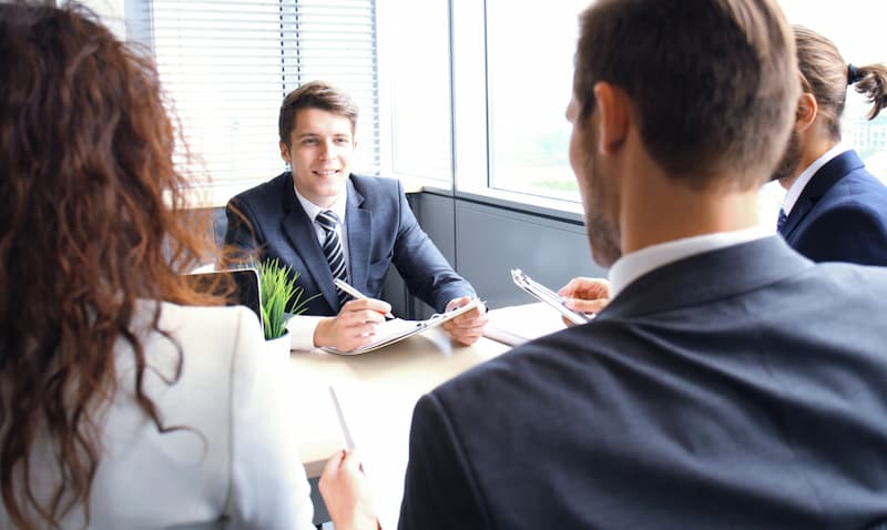 Ein Mann sitzt bei seinem Jobinterview