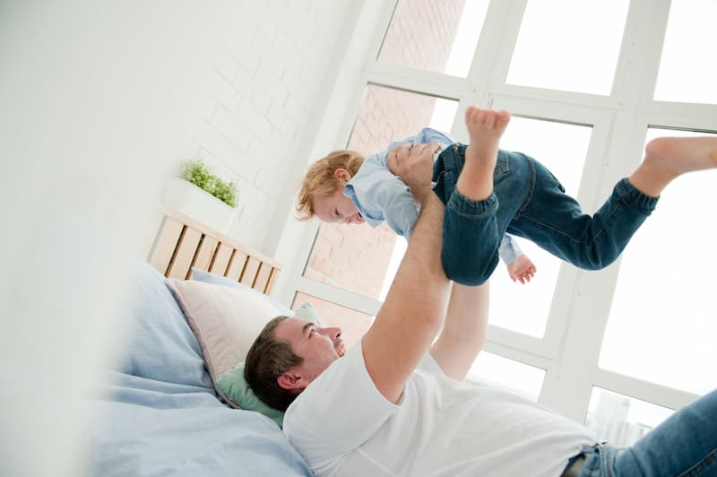 Ein Mann mit seinem Sohn auf dem Bett, erhält er Kindergeld?