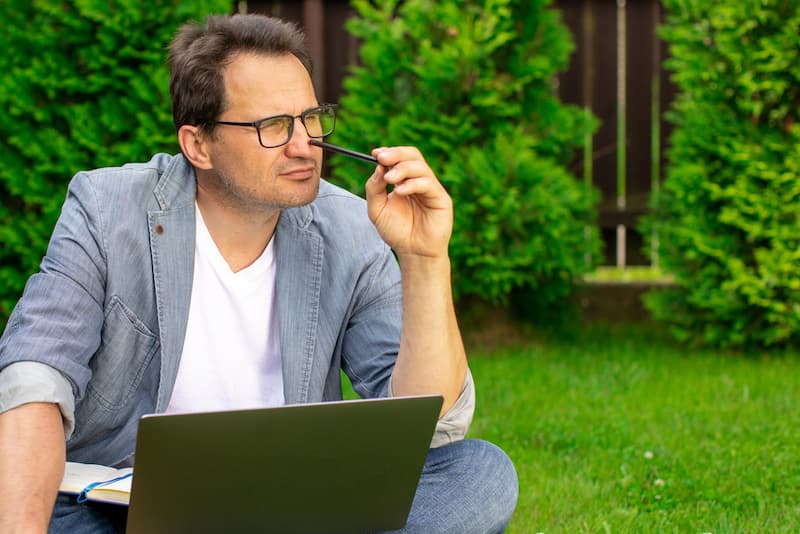 Ein älterer Mann denkt über eine Umschulung oder einen Quereinstieg nach