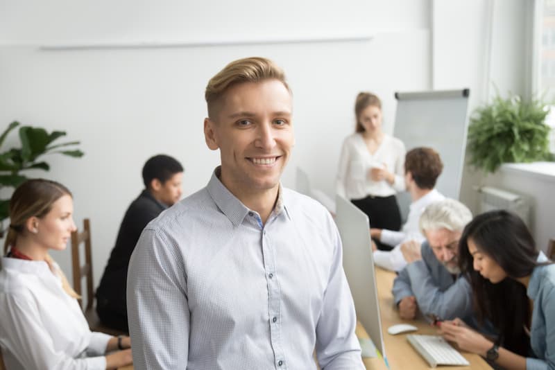 Ein Mann in einem Meeting, er arbeitet als Werkstudent