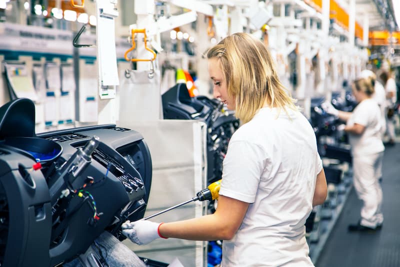 Eine Frau arbeitet in der Automobilindustrie, sie ist bei einem Personaldienstleister angestellt