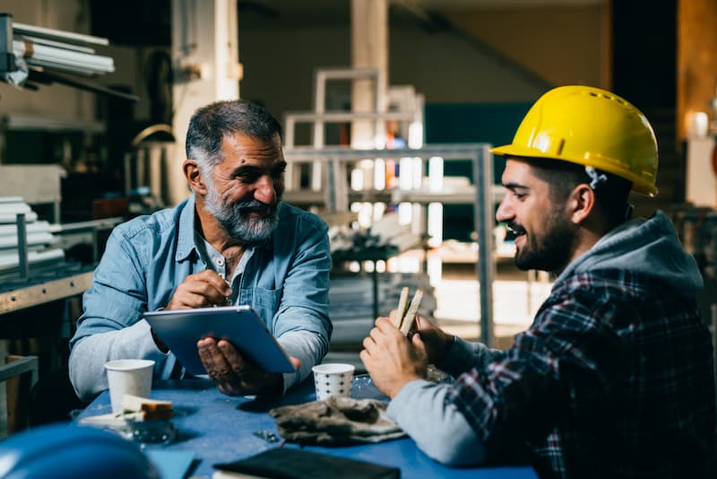 Zwei Männer in der Arbeitspause, welche Pausenregelung gilt für Arbeitnehmer?