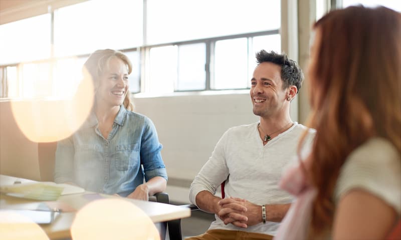 Ein Mann wendet die NLP-Technik im Berufsalltag bei einem Meeting an