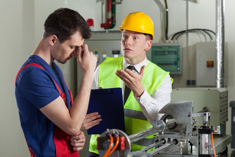 Ein Mann beging einen Fehler auf der Arbeit, wann tritt die Arbeitnehmerhaftung ein