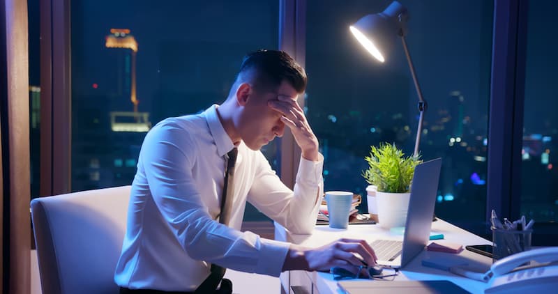 Ein Mann arbeitet Nachts im Büro, ist das ein gesundes Maß an Ehrgeiz?