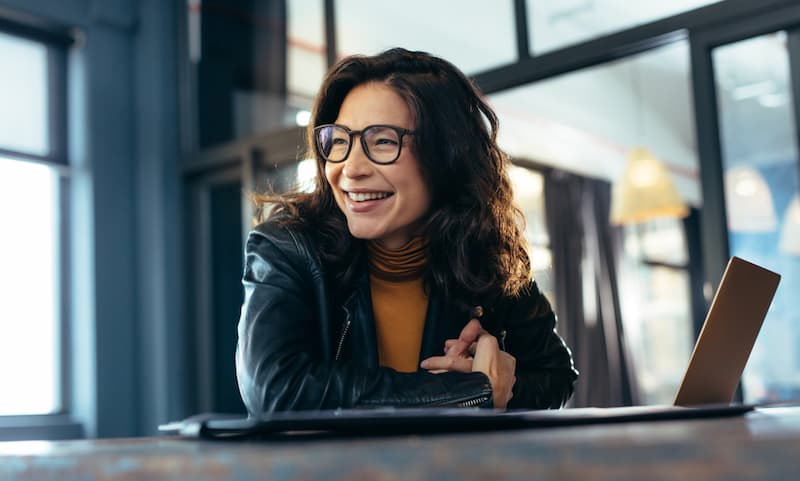 Eine junge Frau ist zufrieden, sie macht eine duale Ausbildung