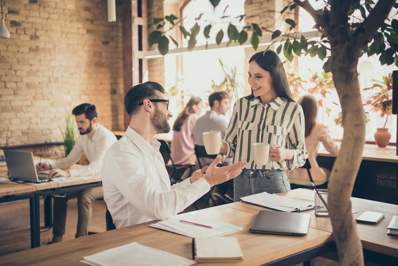 Mehrere Mitarbeiter arbeiten in einem Open Space Büro