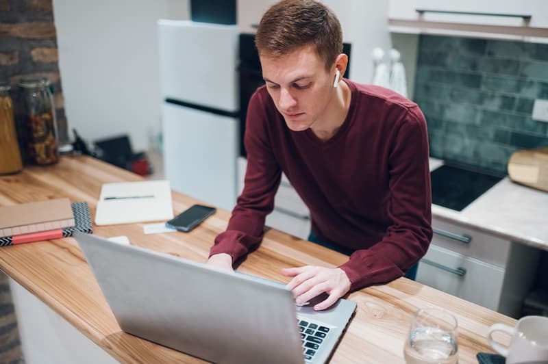 Ein Mann arbeitet am Notebook als Freelancer