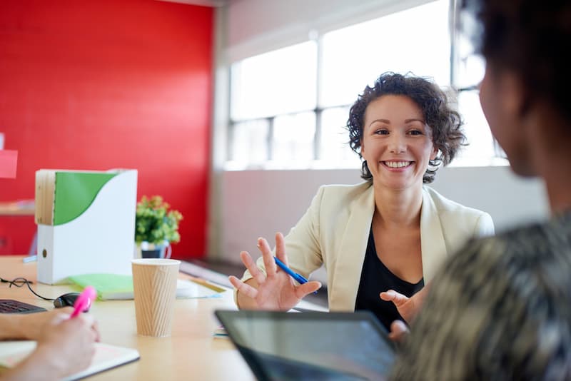 Eine Frau arbeitet als Gleichstellungsbeauftragte