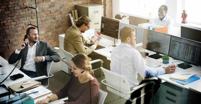 Mehrere Menschen im Büro, gibt es einen Arbeitnehmermarkt?