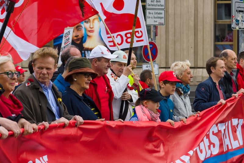 Menschen bei einer Demonstration, welche Aufgaben haben Gewerkschaften?