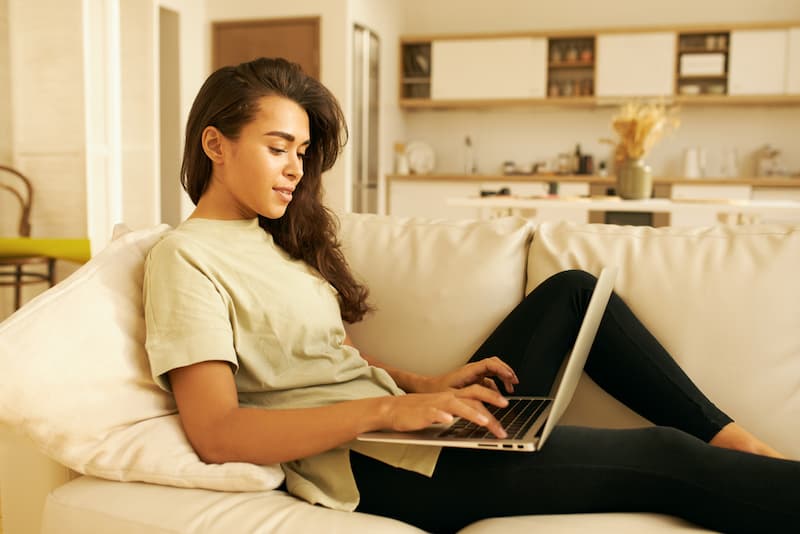 Eine Frau sitzt am Laptop und beantragt einen Bildungskredit