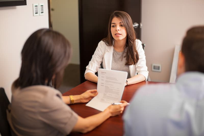 Eine Frau im Bewerbungsgespräch, was kann man gegen peinliche Stille tun?