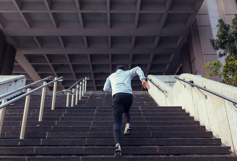 Ein Mann rennt eine Treppe hinauf, ein Symbolbild für Disziplin