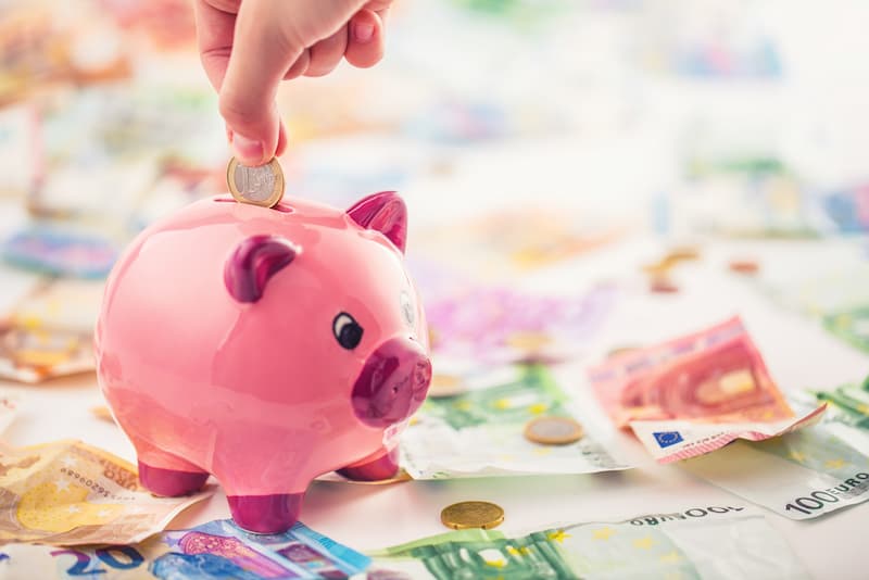 Ein Sparschwein steht auf Geldscheinen, was ist das Betriebsrentenstärkungsgesetz?