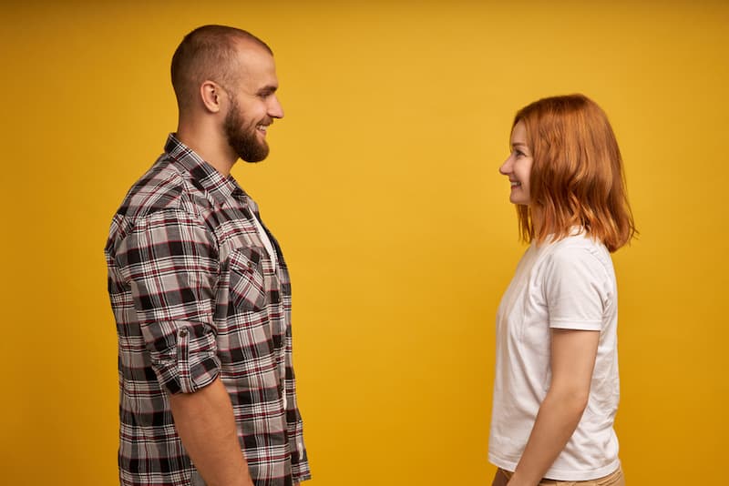 Ein Mann und eine Frau stehen sich gegenüber und halten Blickkontakt