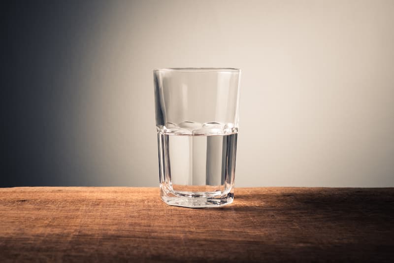 Ein Glas mit Wasser, was ist Pessimismus?