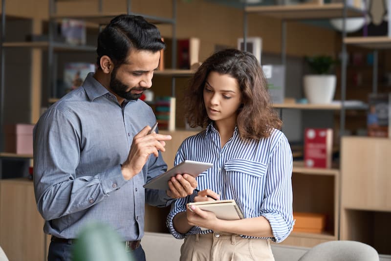 Zwei Menschen reden im Büro, was bedeutet Rücksichtnahme?