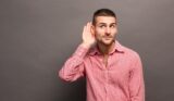 Ein Mann hält eine Hand ans Ohr, wie kann man das Zuhören lernen?