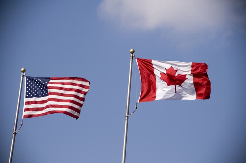 Eine us-amerikanische und eine kanadische Flagge, wie schreibt man ein Resume?