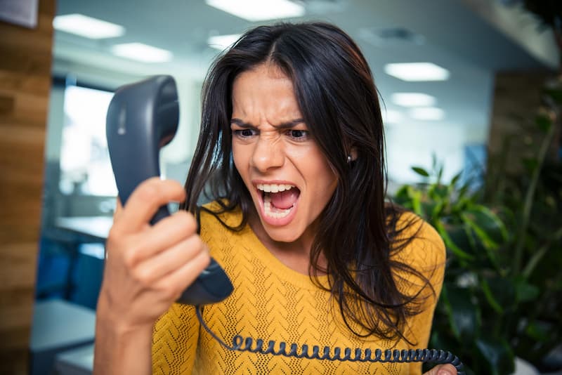 Eine Frau schreit ins Telefon, was sind Horrorkollegen?