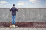 Ein Mann blickt über eine Mauer, wie kann man den Horizont erweitern?