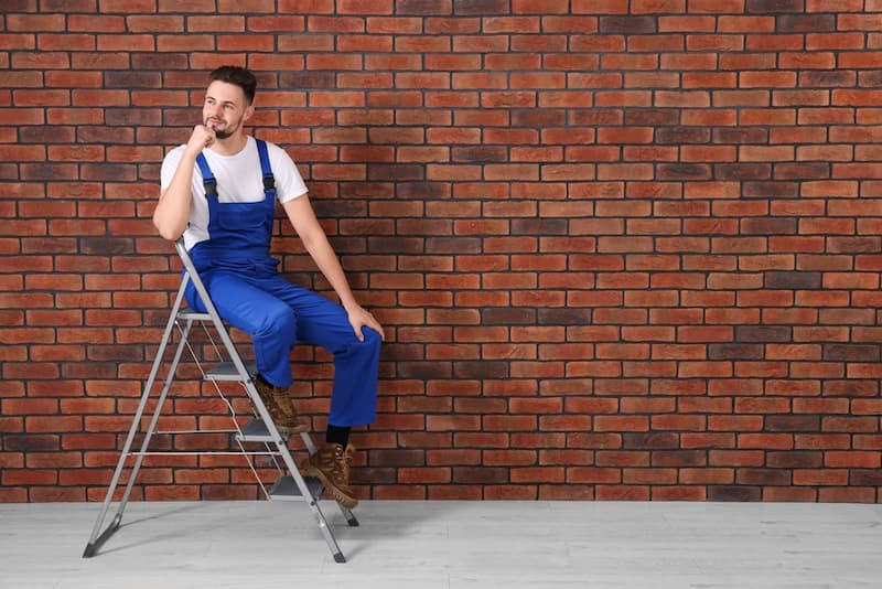 Ein Mann sitzt auf einer Leiter, wann ist der Ausbildungsbeginn 2023?