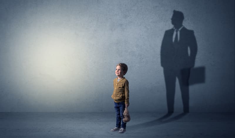 Ein Kind mit einem Schatten eines Erwachsenen, was sind Vorbilder?