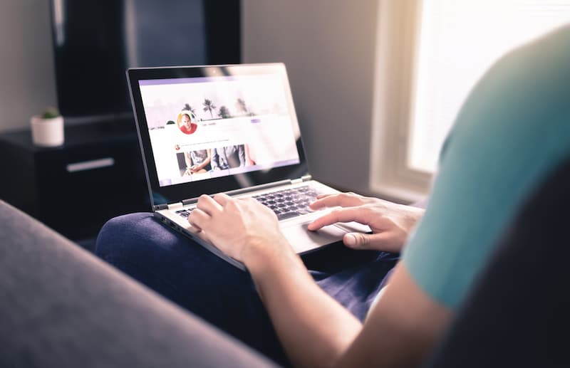 Ein Mann bearbeitet sein Linkedin-Profil