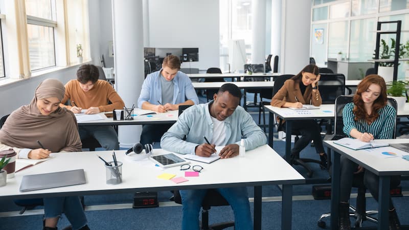 Mehrere Menschen üben für den Einbürgerungstest