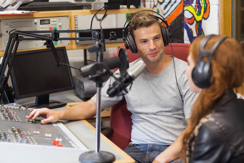 Ein Mann arbeitet als Musikjournalist beim Radio, was sind Orchideenfächer?