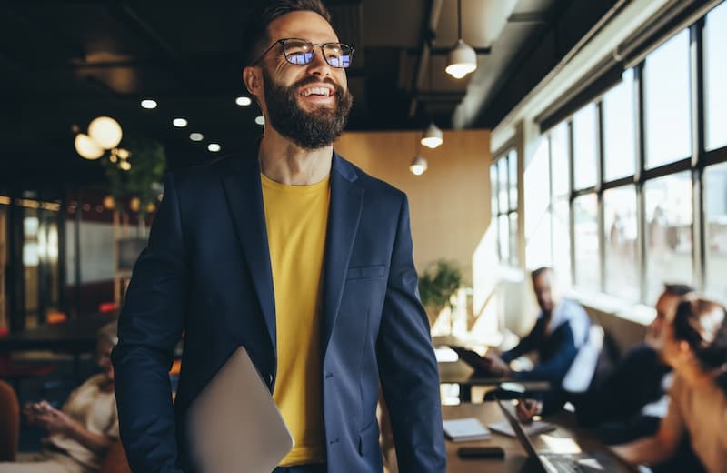 Ein Mann lächelt, wie wird man glücklich im Job