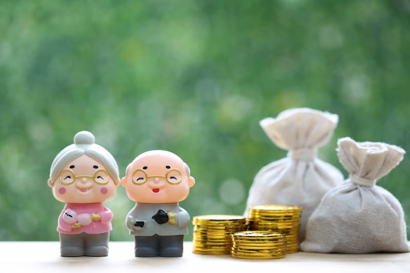Zwei Rentnerfiguren und ein Geldsack, was ist ein Rentenversicherungsträger?