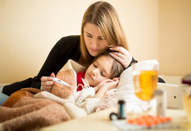 Eine Frau mit dem Kind im Arm, was sind Kindkranktage?