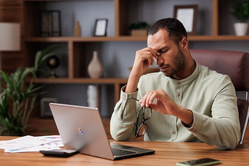 Ein Mann ist gestresst, sollte man trotz Burnout arbeiten?