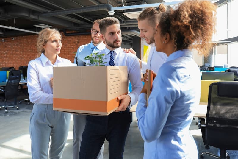 Ein Mann verlässt das Büro, wie kann man Kollegen verabschieden?