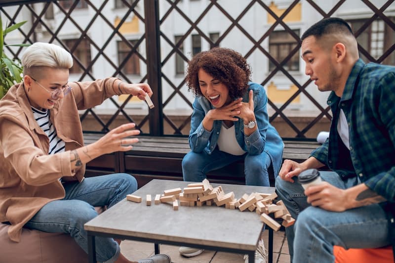 Menschen spielen ein Spiel, wie erlernt man Geschicklichkeit?
