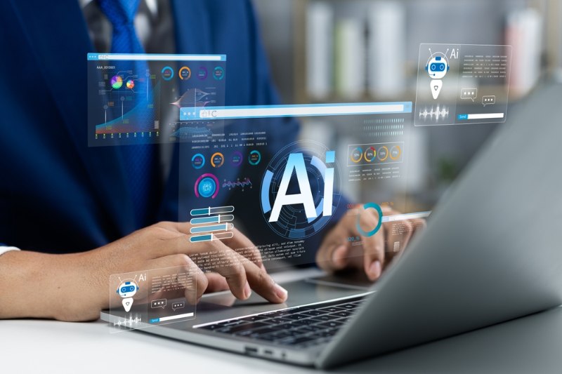 Hände vor Laptop mit virtuellen KI-Symbolen